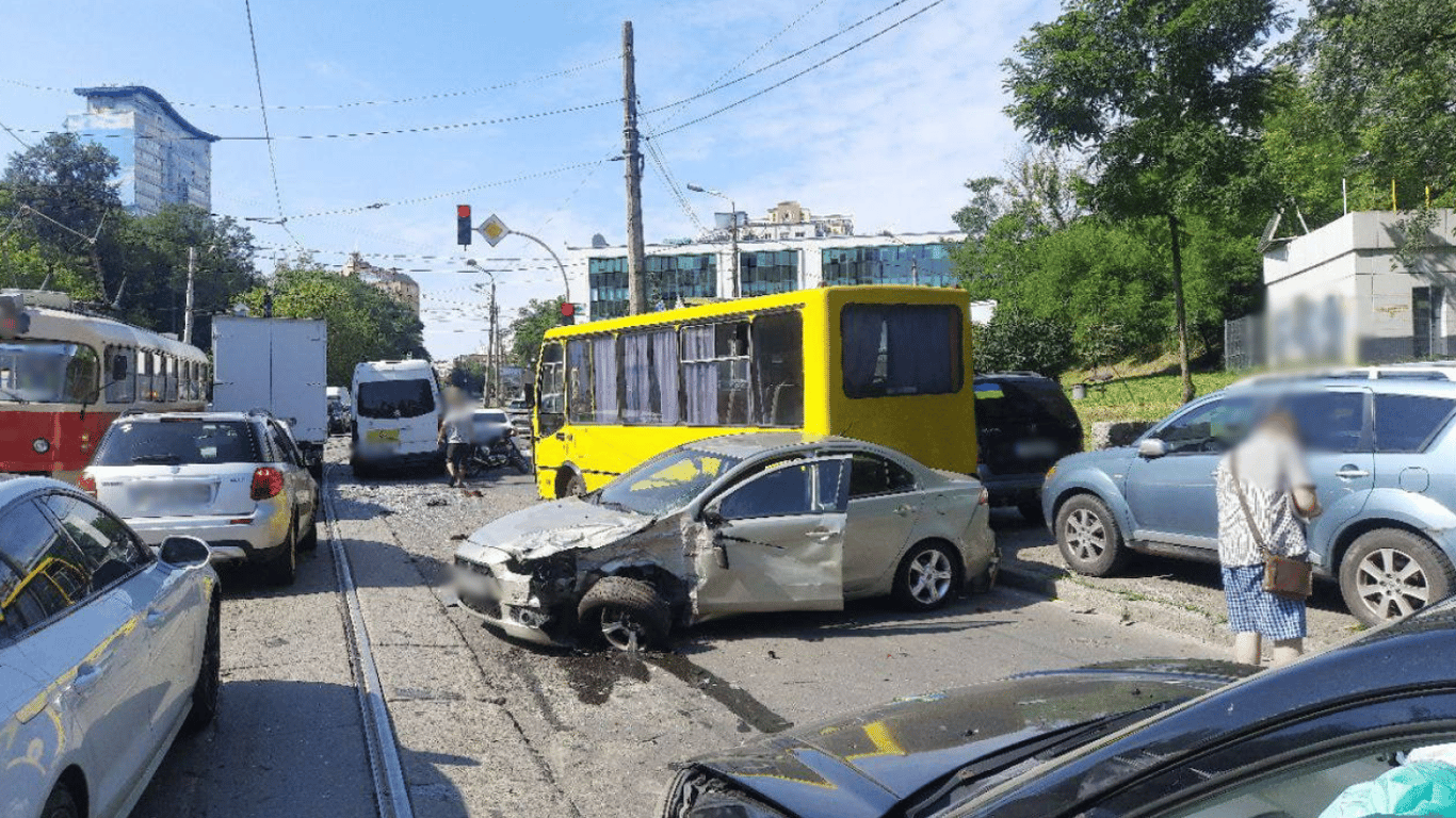 В Киеве трамвай на огромной скорости протаранил автомобили — есть пострадавшие