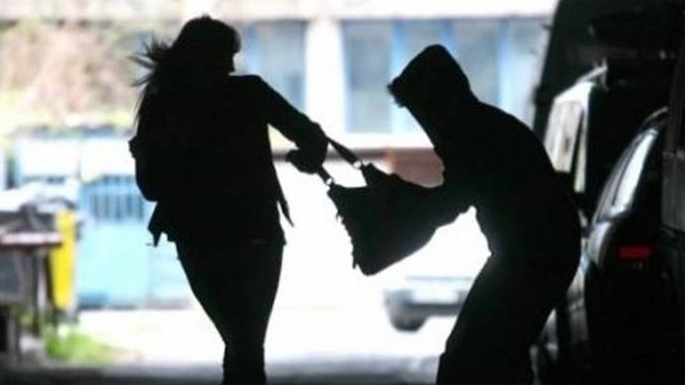 Одесские полицейские разоблачили мужчину и женщину в ограблении прохожей
