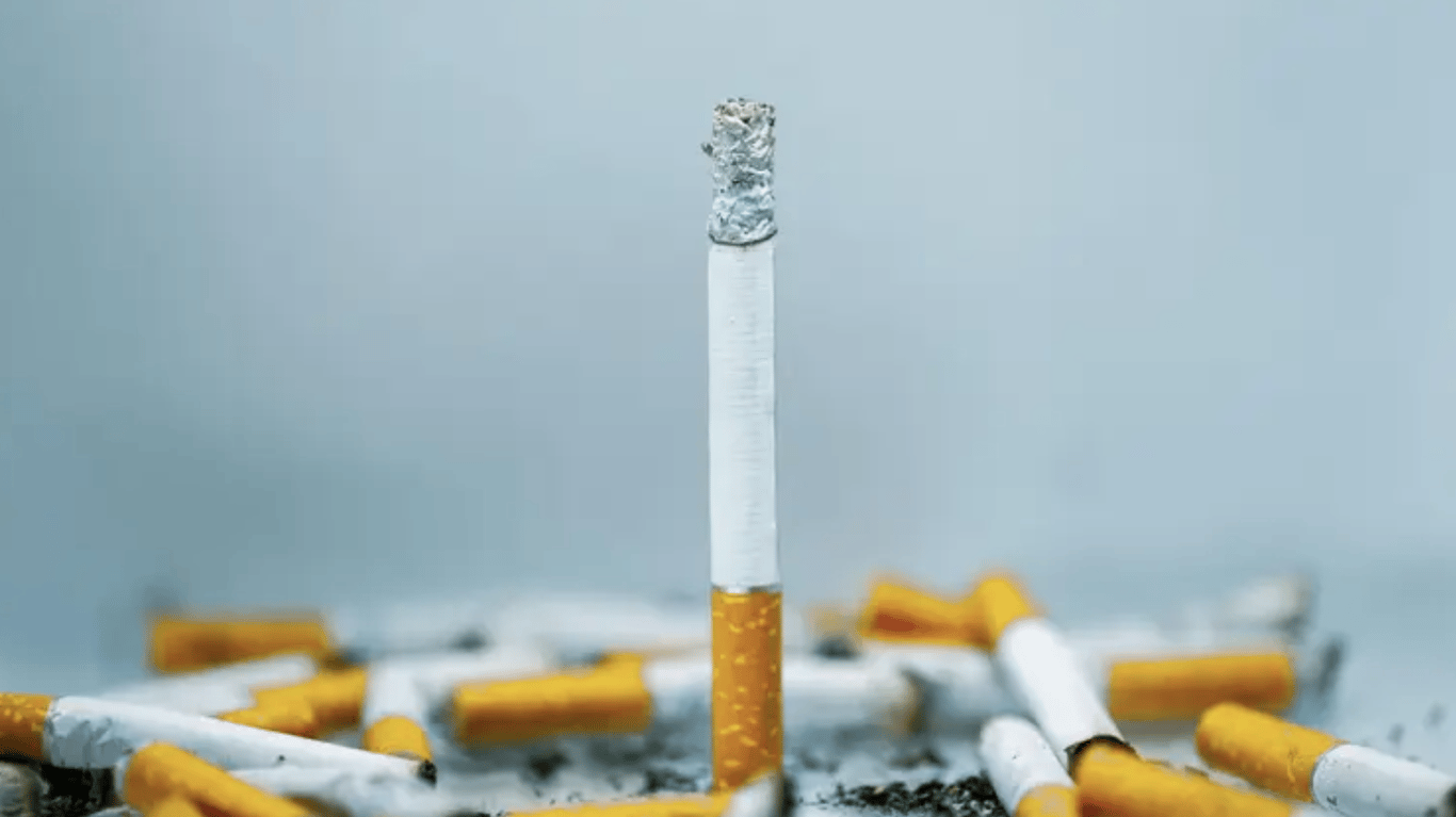 Нелегальний продаж сигарет з-під поли