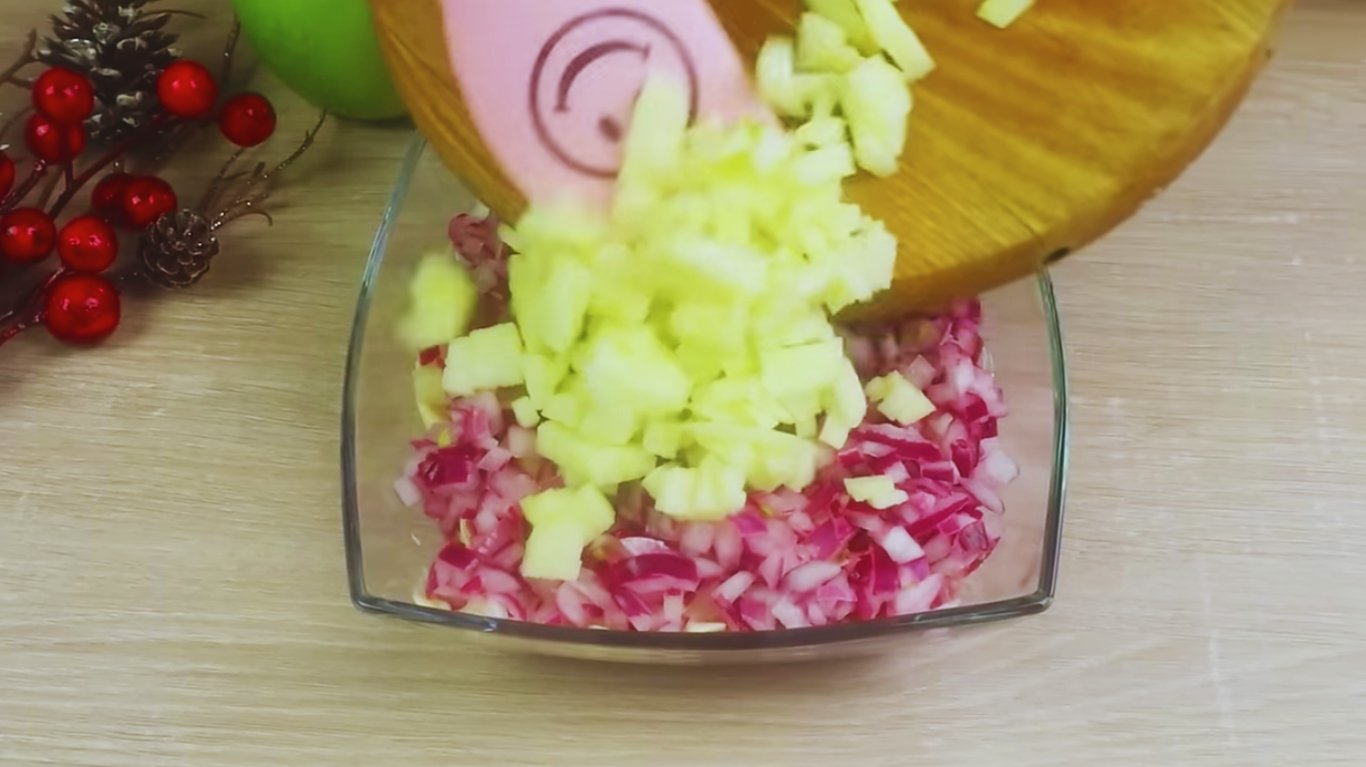 рецепт смачного салату з ковбасою