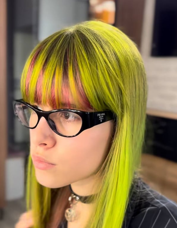 Волосся в такому яскравому відтінку вже не в тренді 