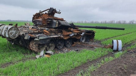 На Харківщині дрони спалили замаскований танк РФ (відео) - 290x166