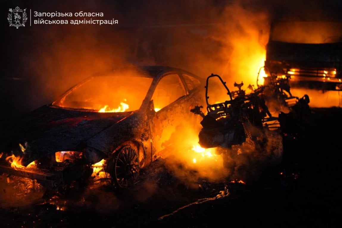 Пожар на автостоянке после обстрела 15 апреля 2026 года