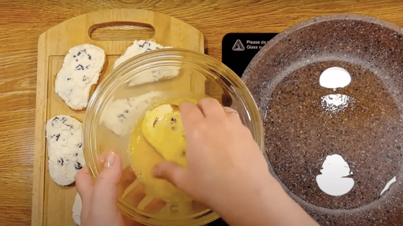 смачний сніданок з сиру та хліба