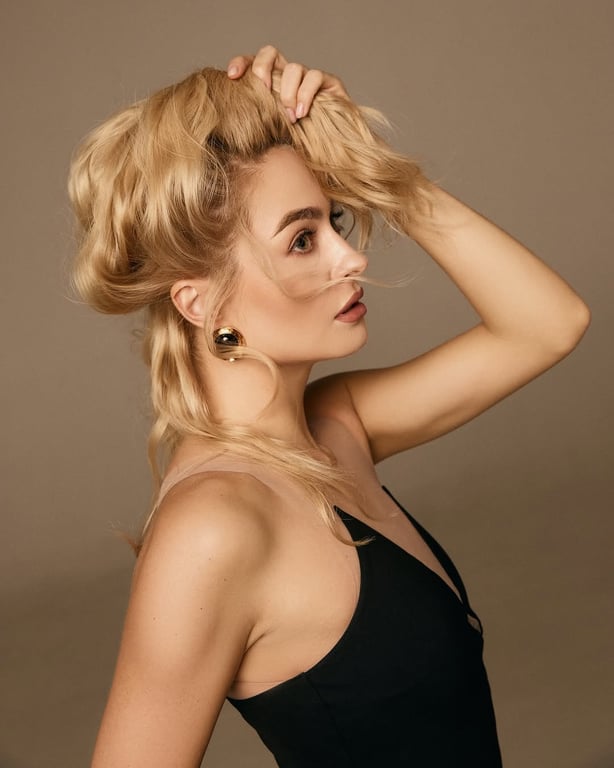 Цимбалару в чорній сукні