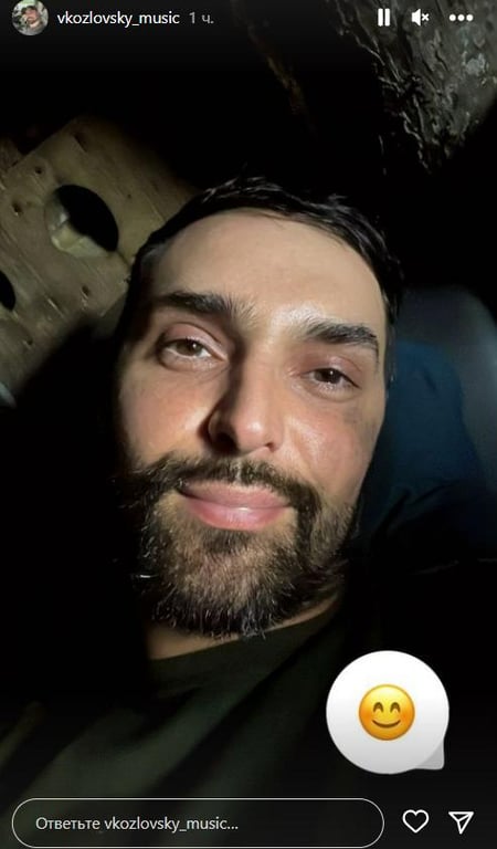 Втомлений Козловський показав фото з окопу на передовій - фото 1