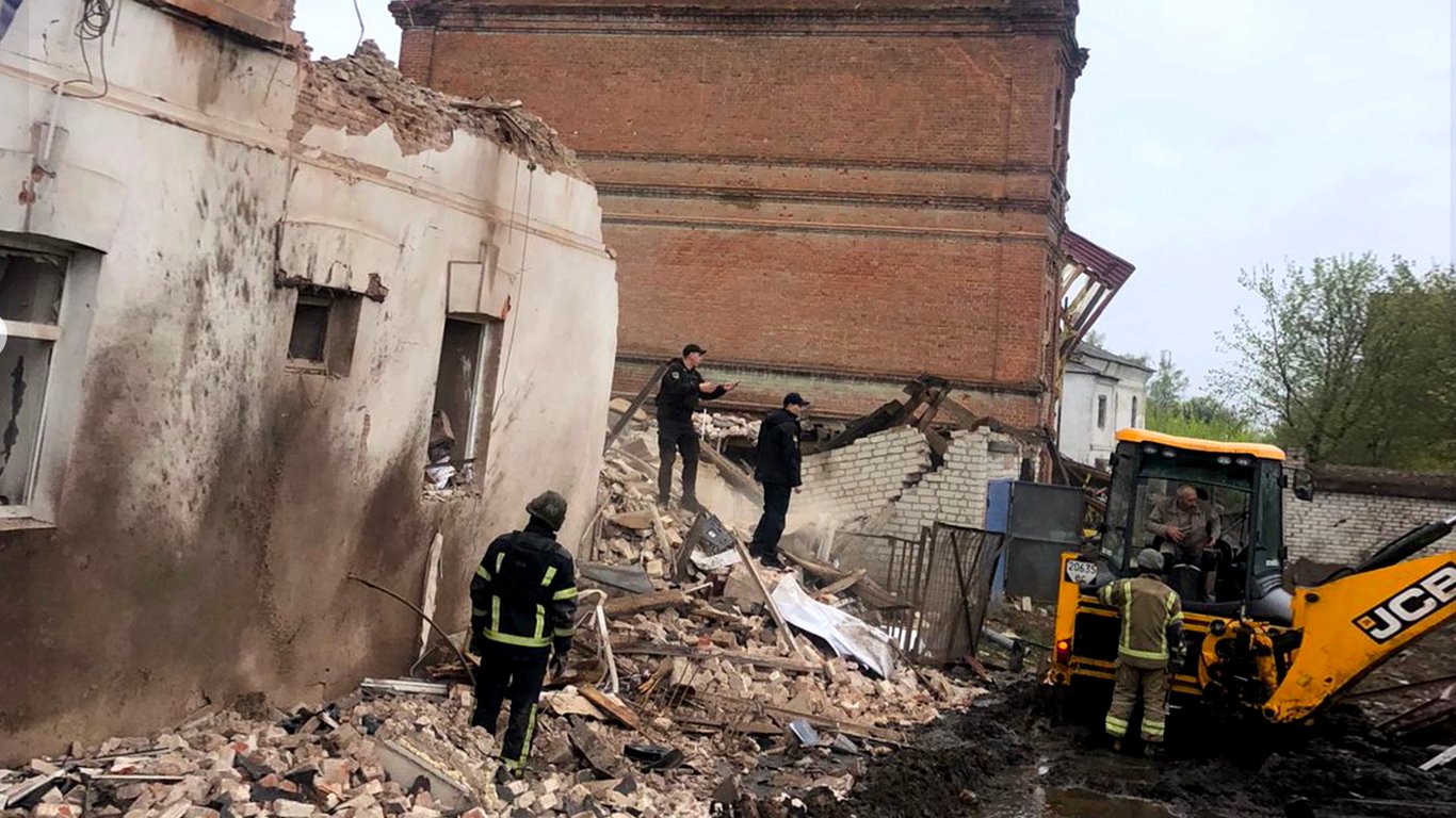 Росіяни обстріляли Куп'янськ: є поранені, під руїнами залишаються люди