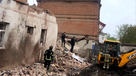 Россияне обстреляли Купянск: есть раненые, под руинами остаются люди - 285x160