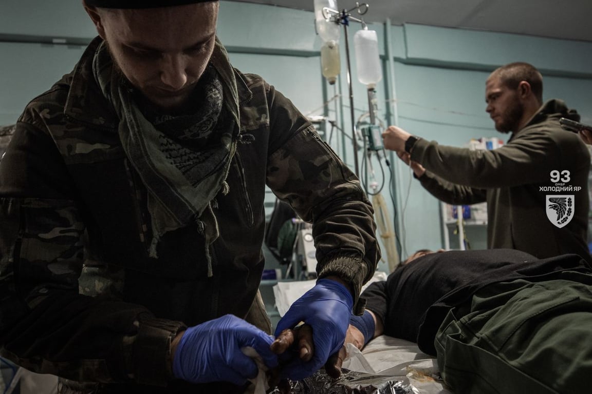 Бойові медики допомагають військовому