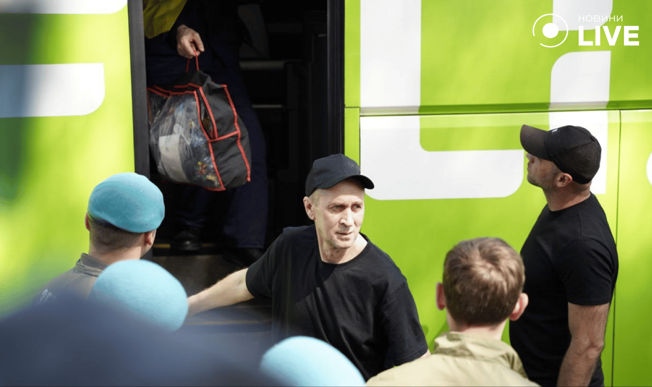 Захисник ступає на українську землю після повернення з Росії