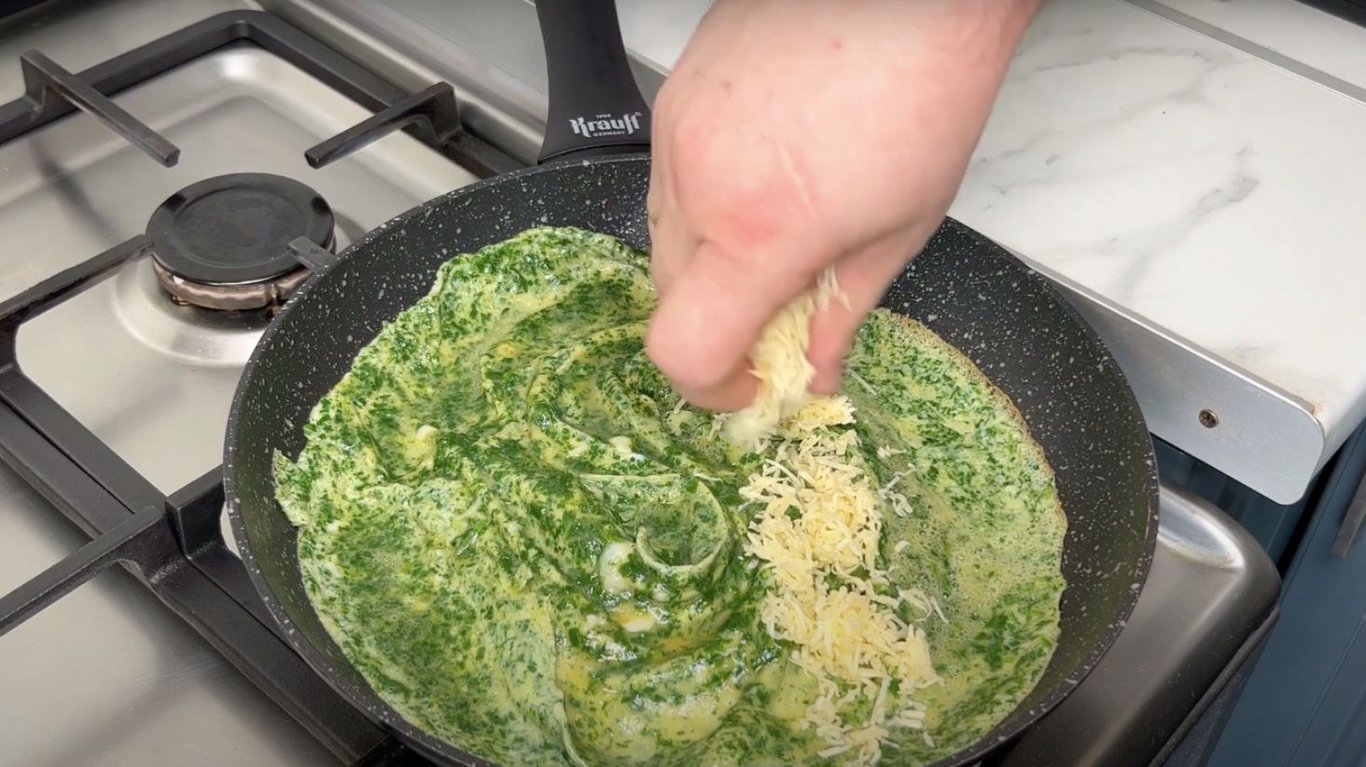 смачний омлет зі шпинатом до сніданку 