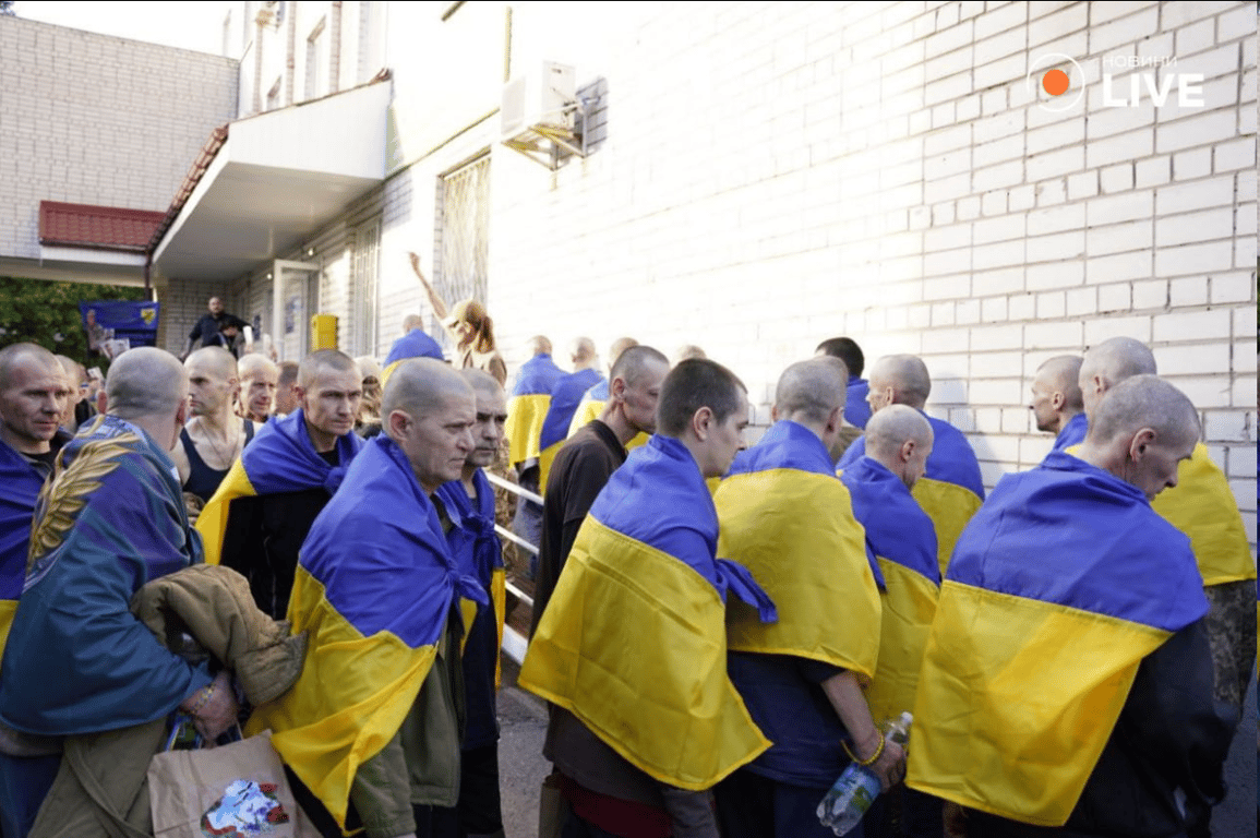 How Ukrainians met heroes from Russian captivity - photos - photo 7