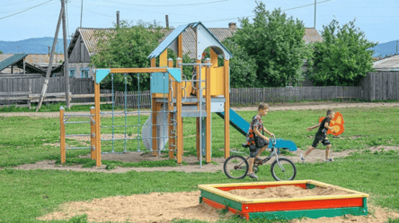 Росіянка сама збудувала дитячий майданчик — влада хоче гроші - 285x160