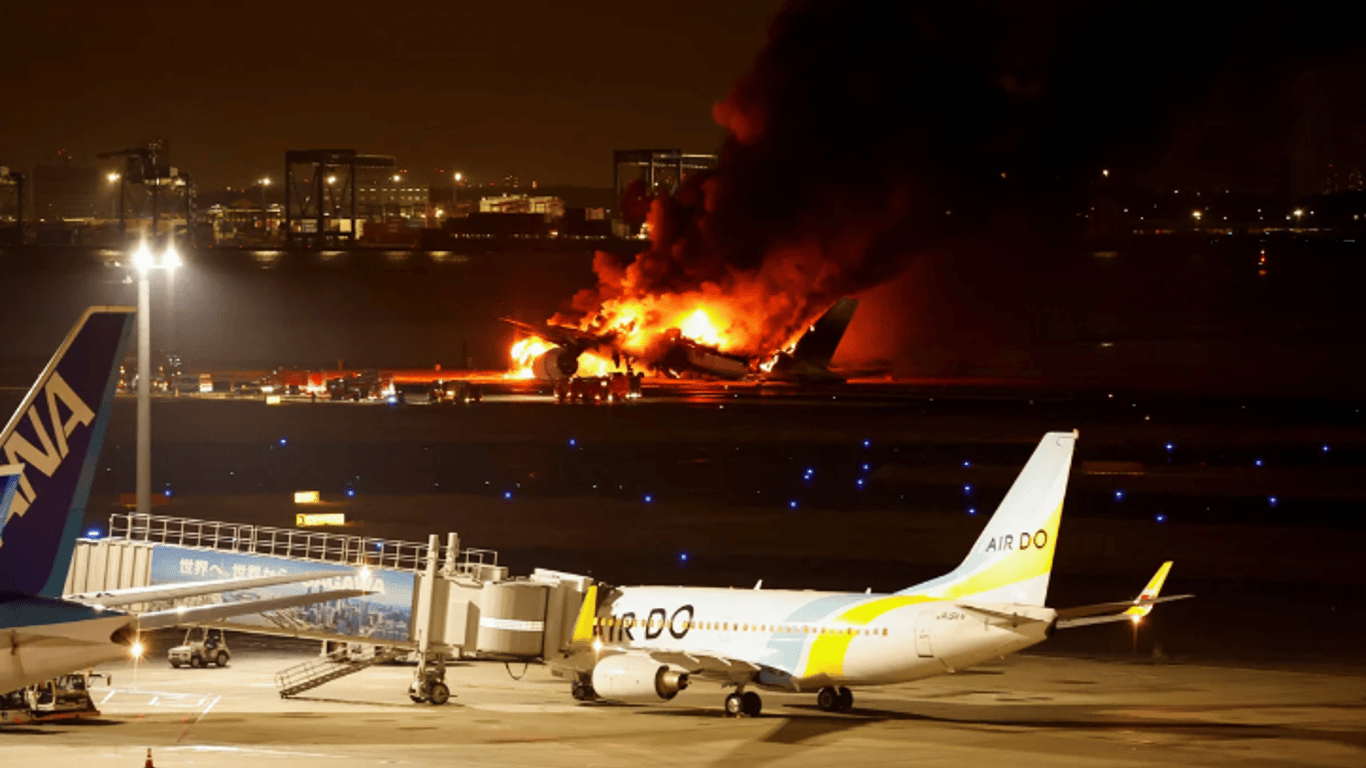 В аэропорту Токио произошел мощный пожар в результате столкновения двух самолетов