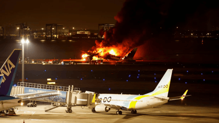 В аеропорту Токіо сталася потужна пожежа внаслідок зіткнення двох літаків - 285x160