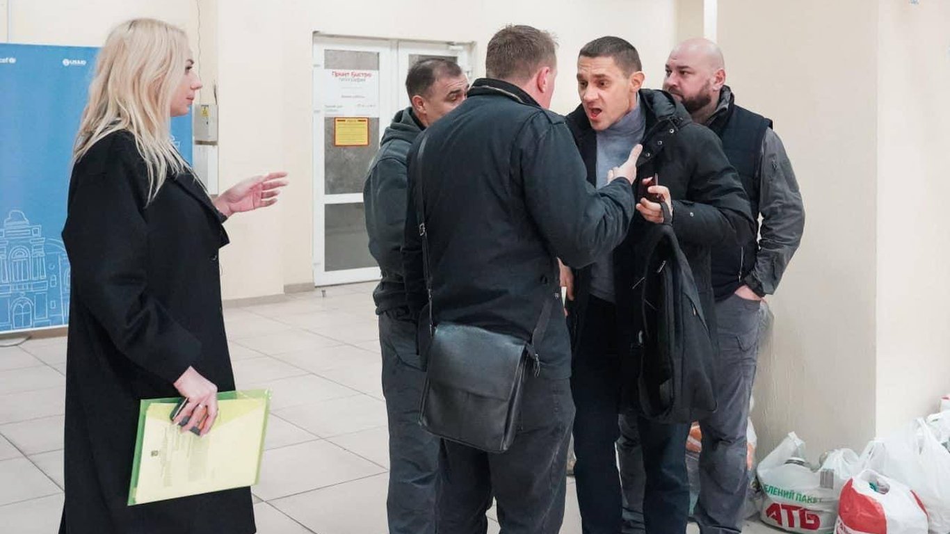 Скандал у волонтерському центрі Одеси: погрози депутату та струс мозку в охоронця