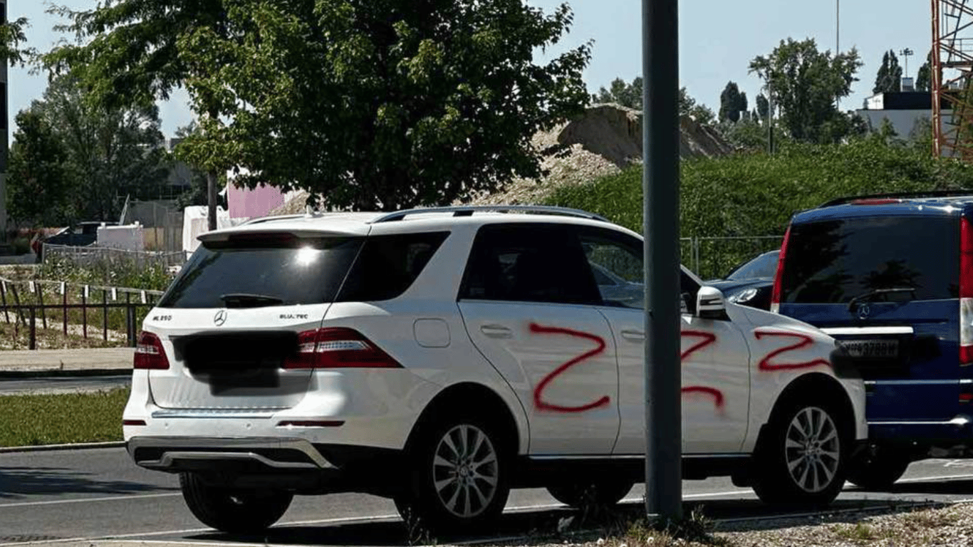 В Вене украинское авто разрисовали символами агрессии РФ