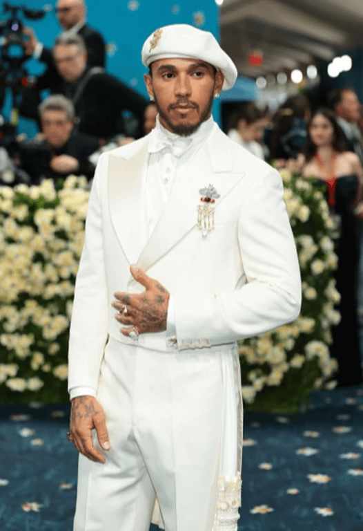 Навіть капелюхи можуть доповнити прикраси