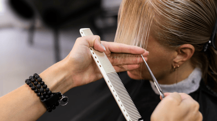 Самая эффектная стрижка сезона — омолаживает и добавляет стиля - 285x160