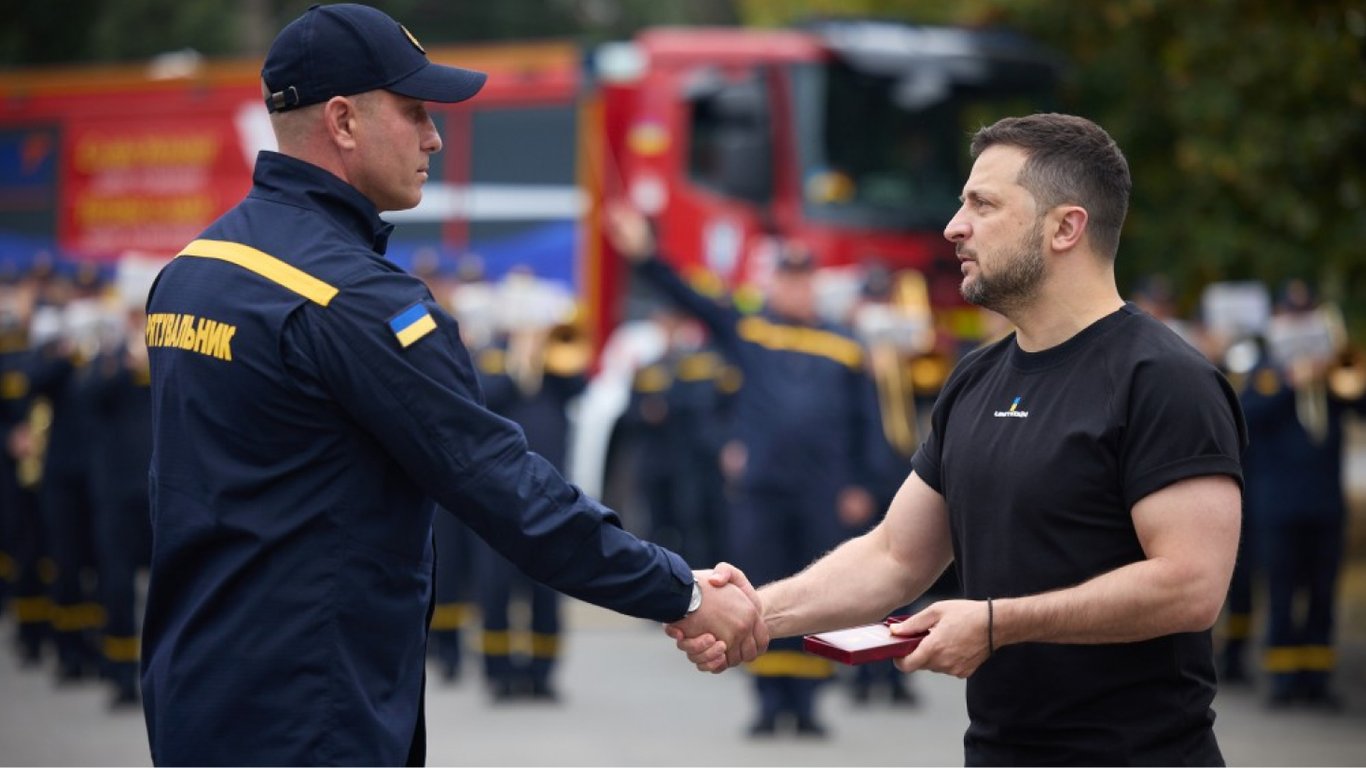 Зеленский поздравил украинских спасателей с профессиональным праздником