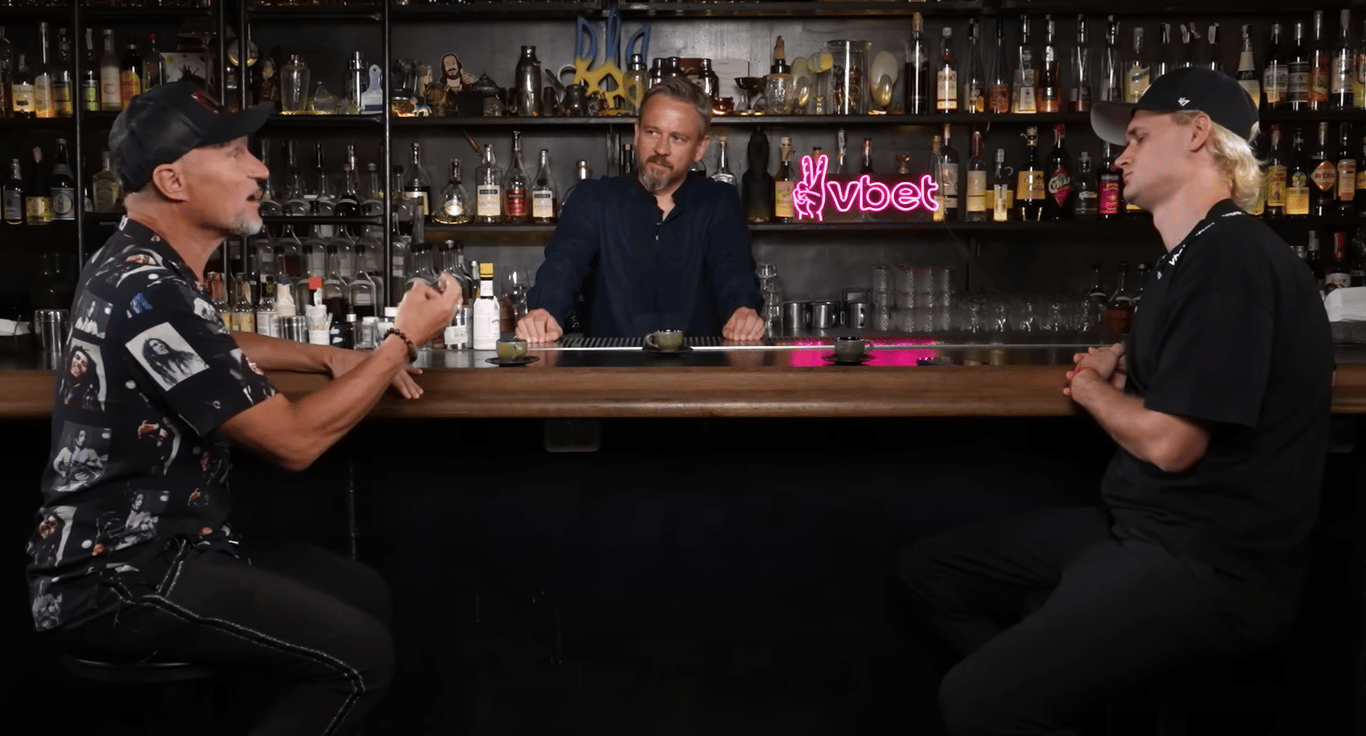 Олег Скрипка во время интервью