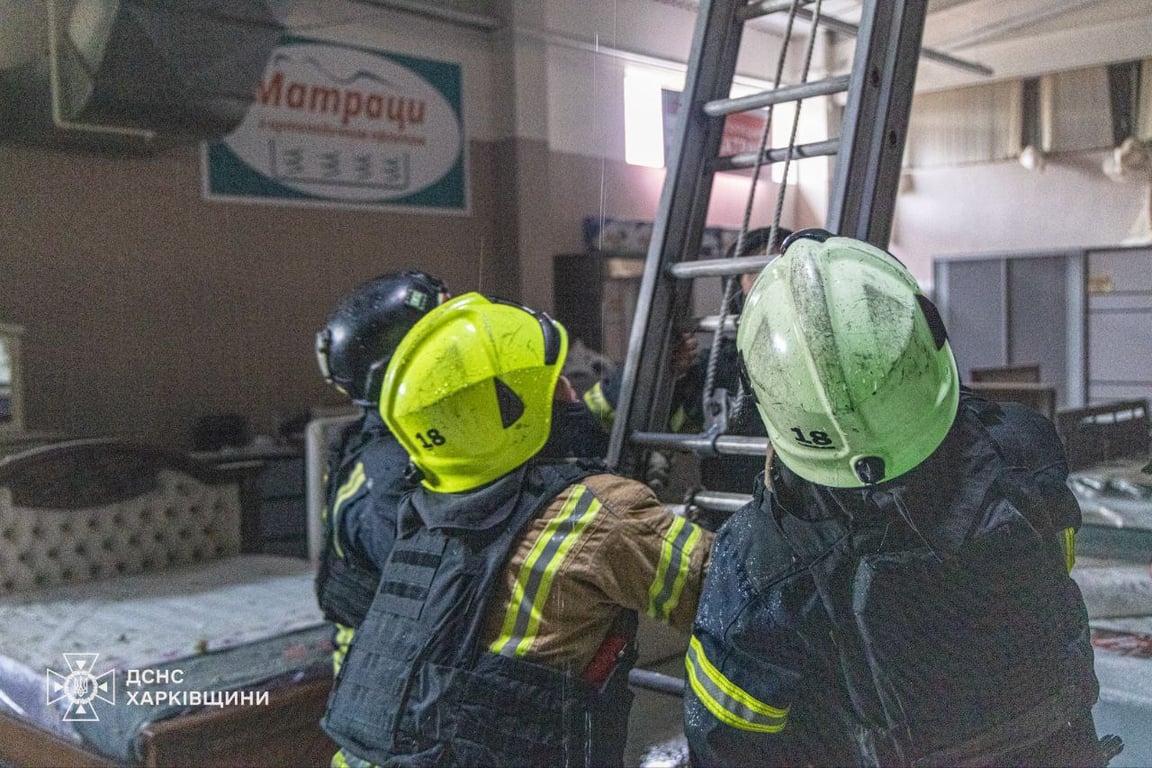 У ДСНС показали наслідки прильоту по меблевому магазину у Харкові - фото 1