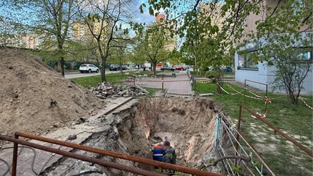 У Києві дівчина впала у неогороджену яму з водою та отримала травми - 290x166
