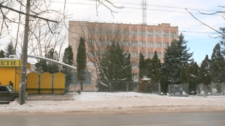 Чоловік упав із вікна тернопільського ТЦК — подробиці події - 285x160