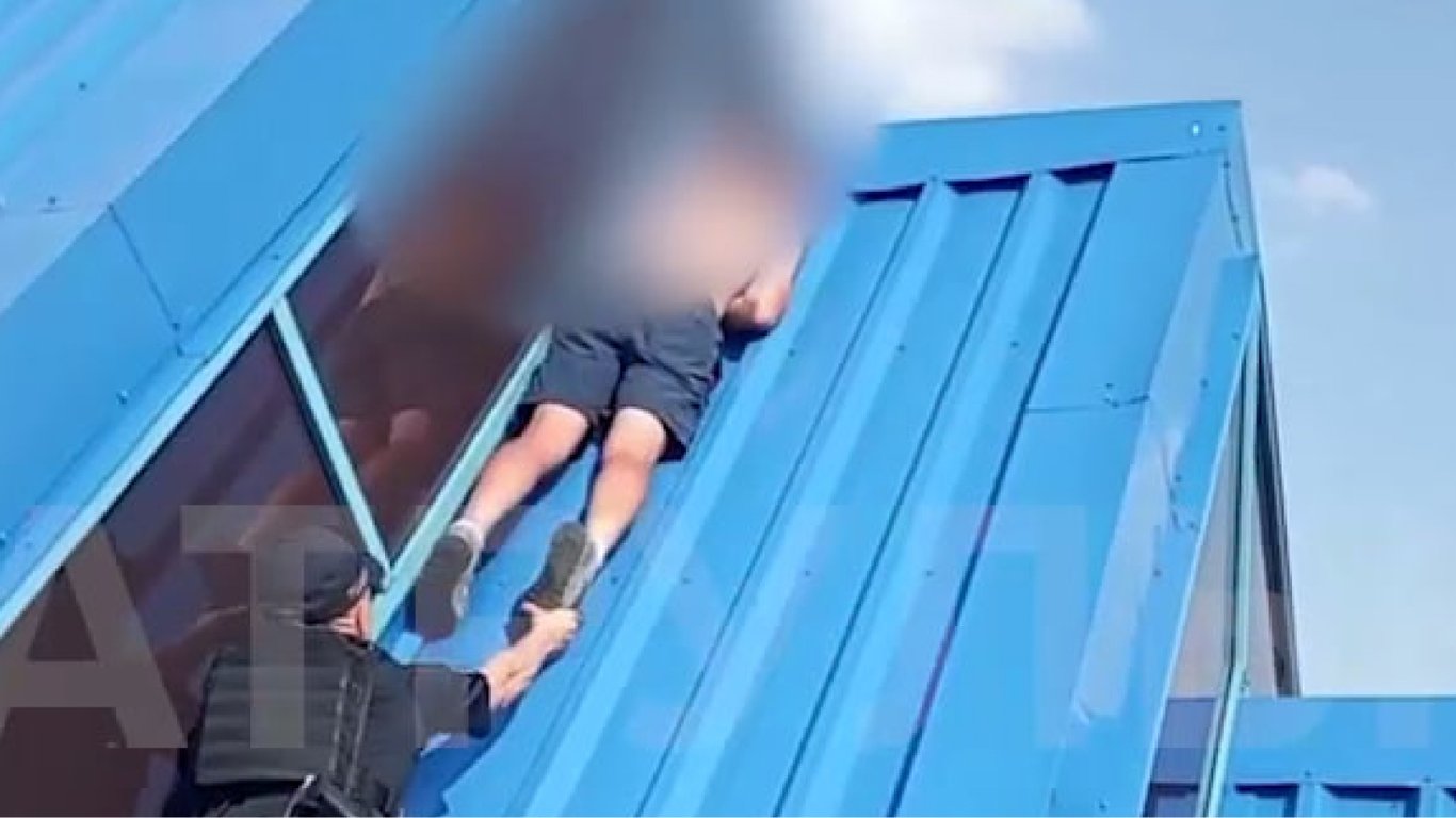 У Києві поліцейським довелося знімати з даху "любителя краєвидів"