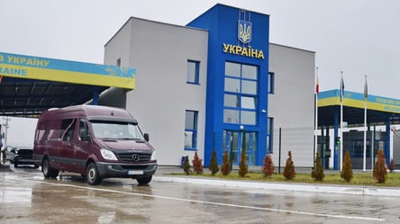 Машины стоят в километровых пробках — очереди на границе Украины - 285x160