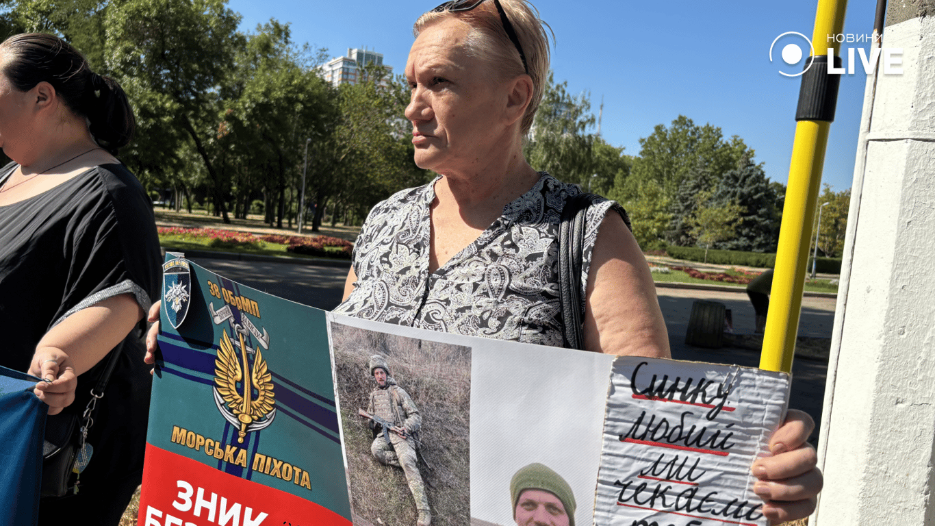 Рідні полонених вийшли на акцію в Одесі — фоторепортаж - фото 4