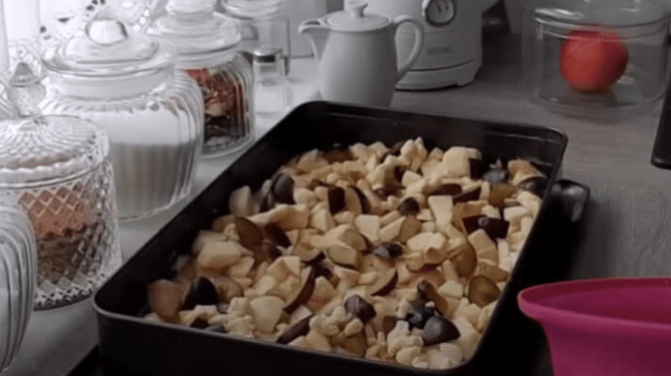 Процес приготування крихти з масла, борошна та цукру