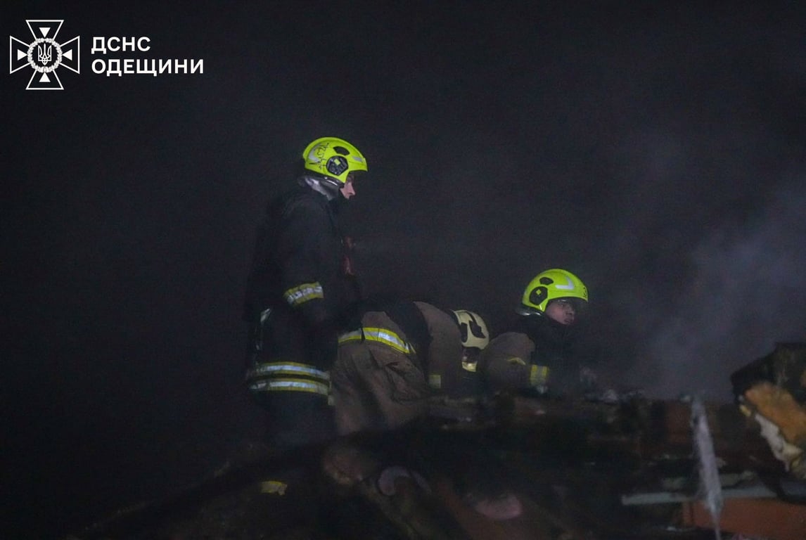 Рятувальники розбирають завали