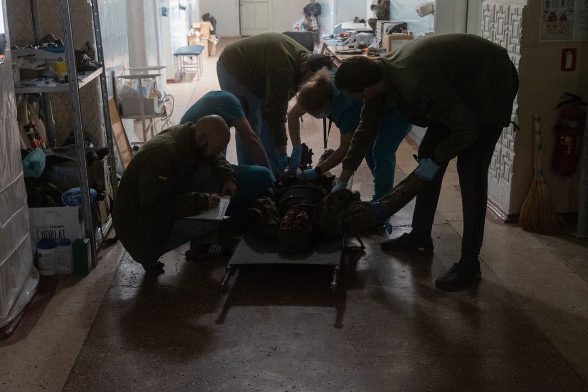 Бойові медики рятують життя військовому