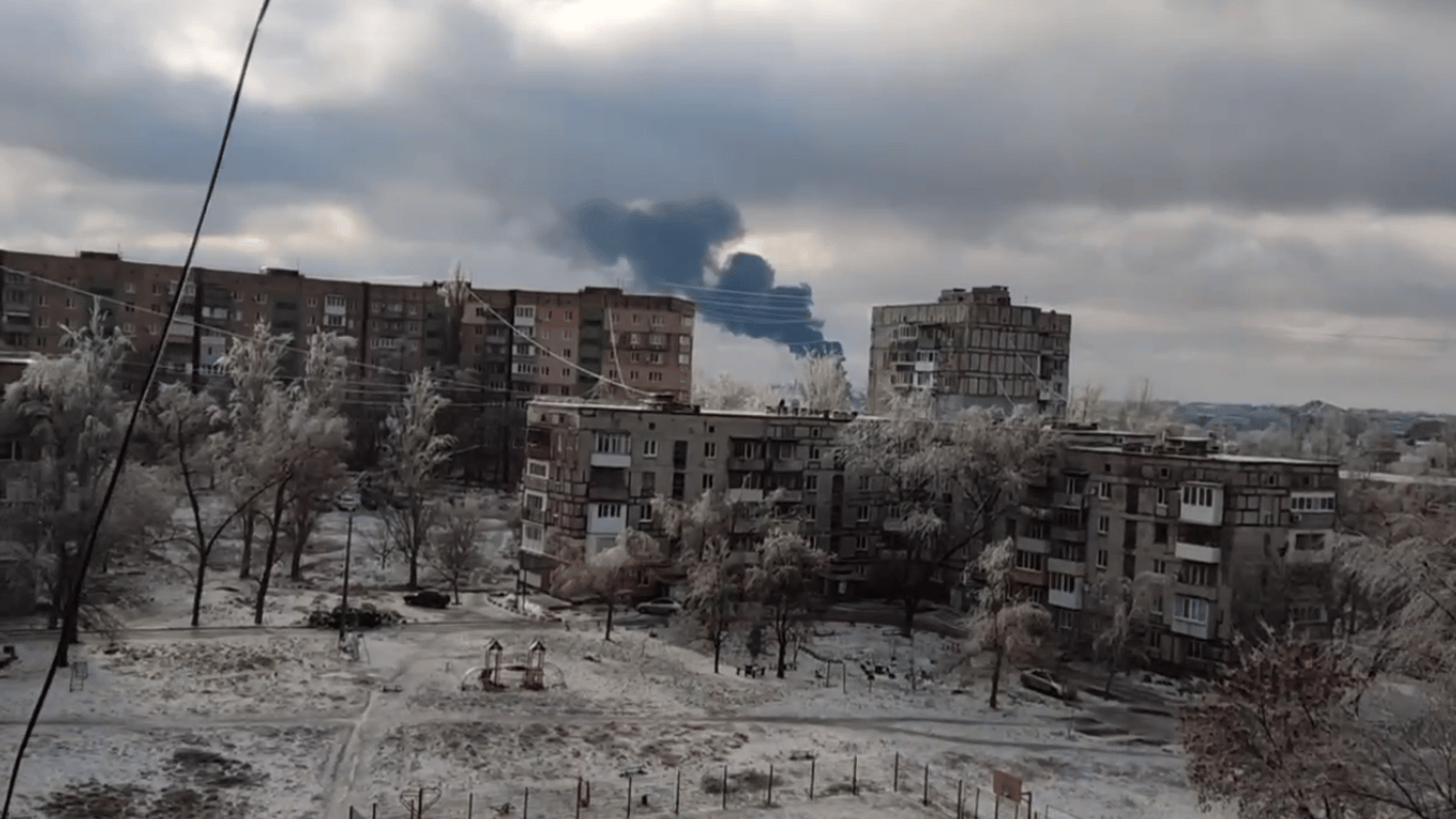 В Донецке бушует масштабный пожар — говорят о прилете