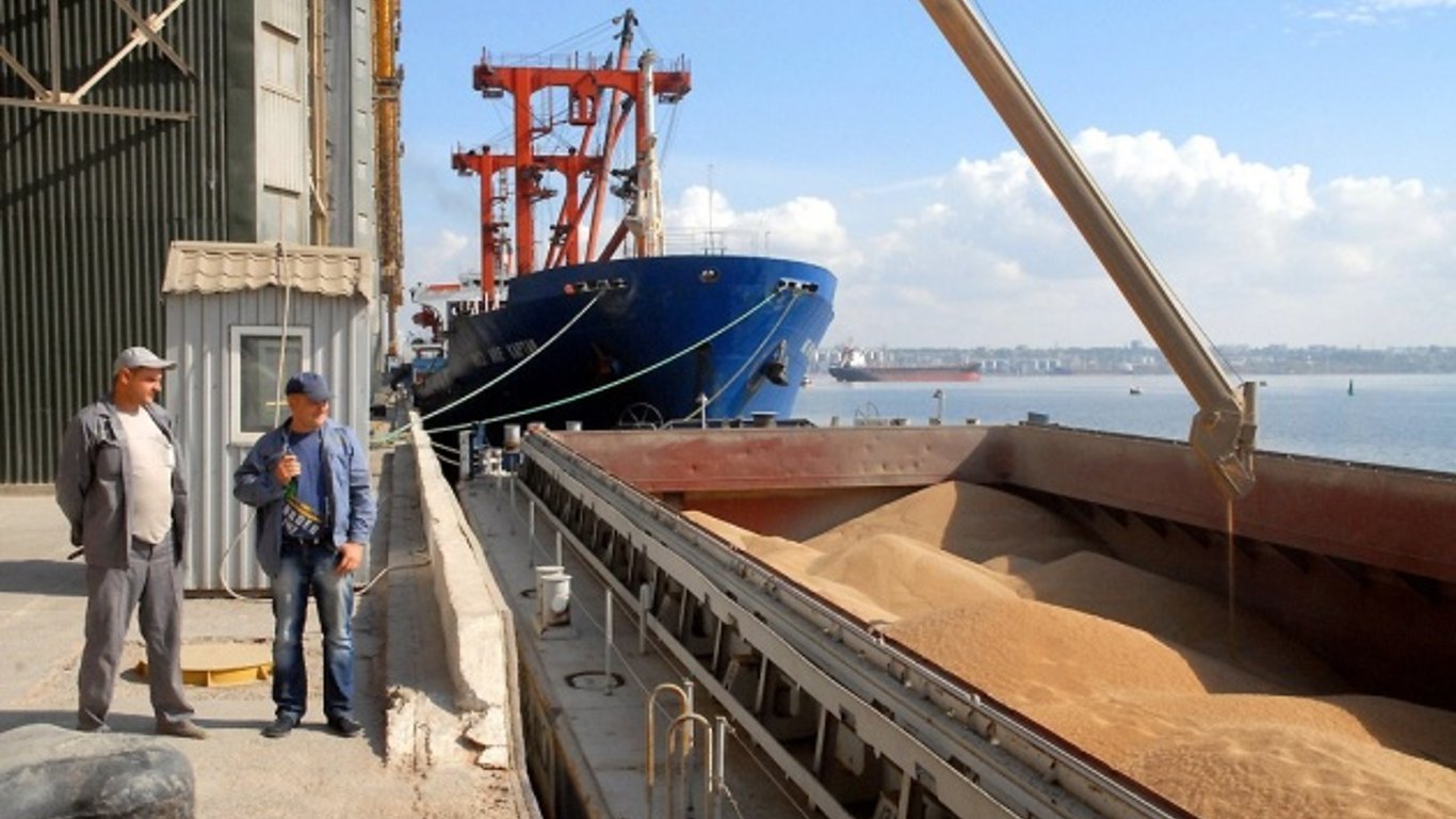 Робота зернових коридорів у Чорному морі — скільки кораблів на завантаженні