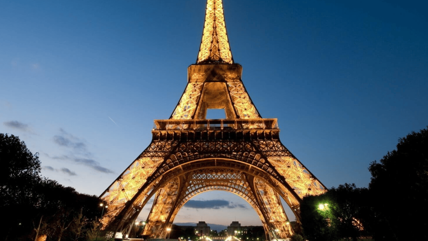 В Париже Эйфелеву башню подсветили цветами украинского флага