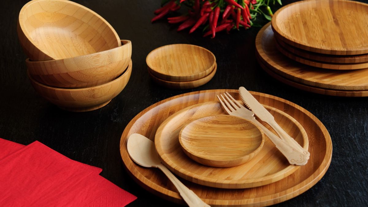 Деревянные столовые приборы и тарелки