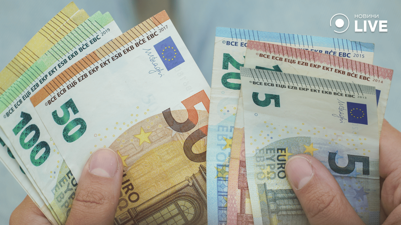 Евро разного номинала в руках человека. Фото: Новини.LIVE