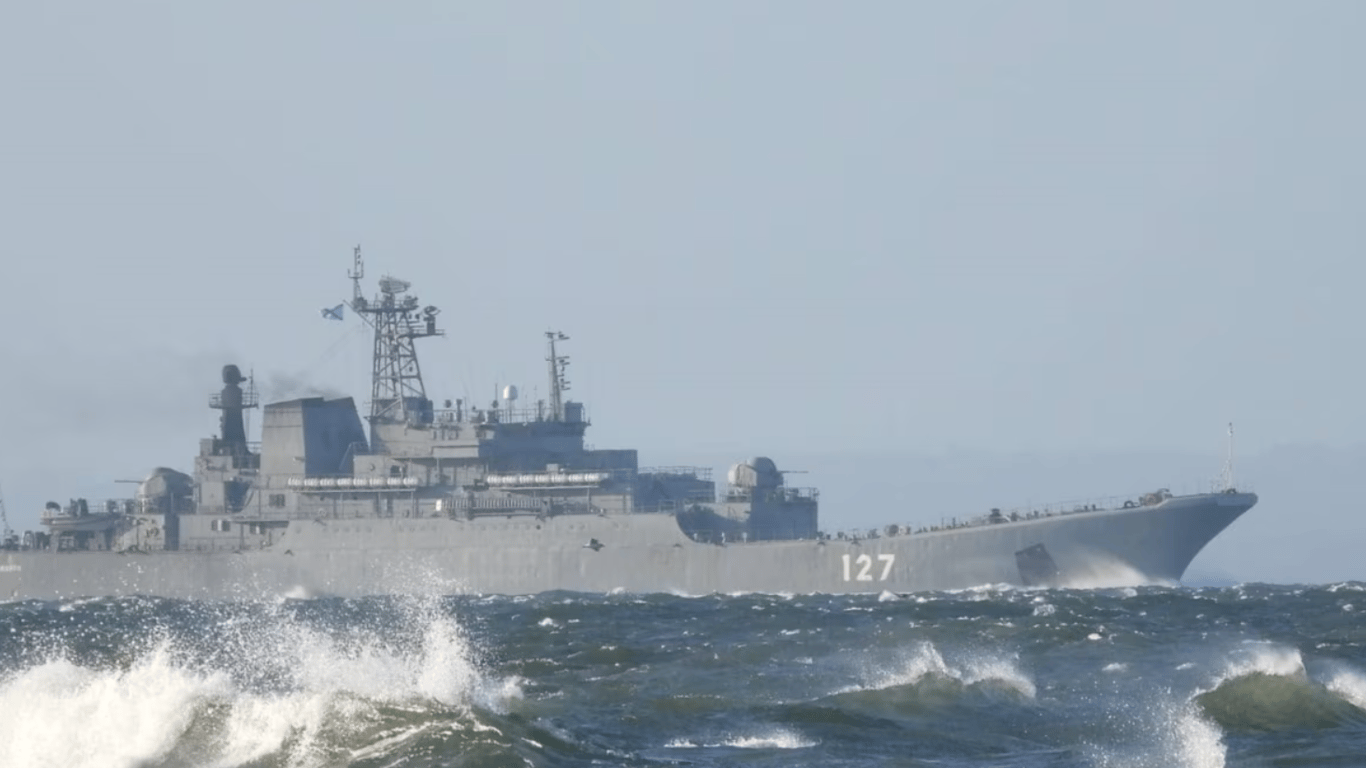 Несмотря на шторм, угроза не прошла: сколько кораблей РФ в Черном море