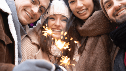 Як привітати друзів з Новим роком 2026 — побажання і листівки - 285x160