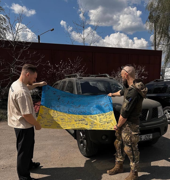 Александр Куровский вместе с военным. Фото: Instagram БФ Куровских