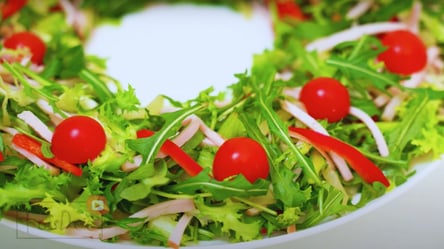 Рецепт смачного салату із шинкою та без майонезу до Нового року 2024 - 285x160