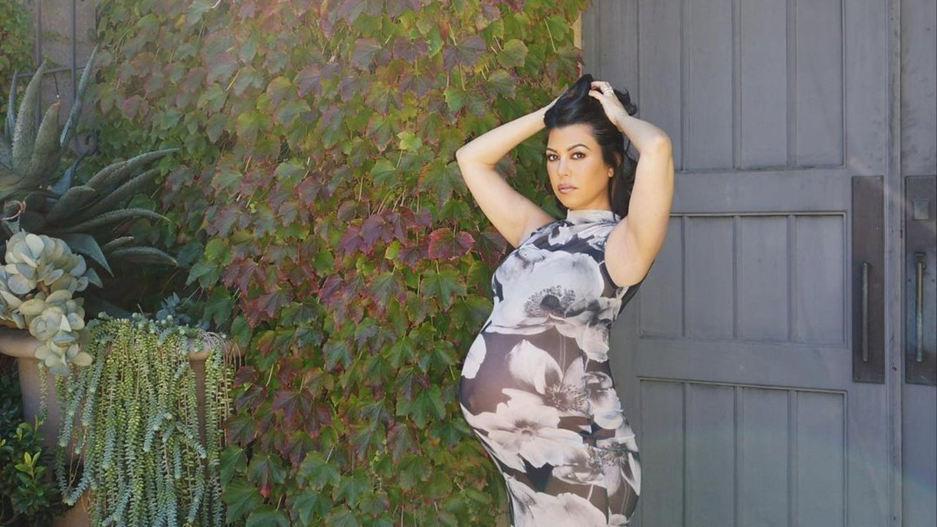 Образ Кім на Гелловін: вагітна Кортні Кардаш’н перевтілилася у свою сестру-мільярдерку