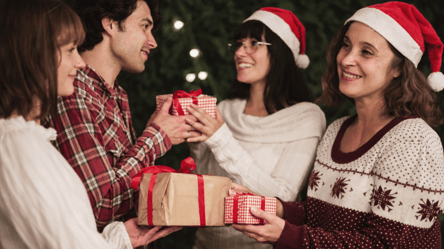 Подарки на Рождество 2025 для всей семьи — идеи, несущие тепло - 285x160