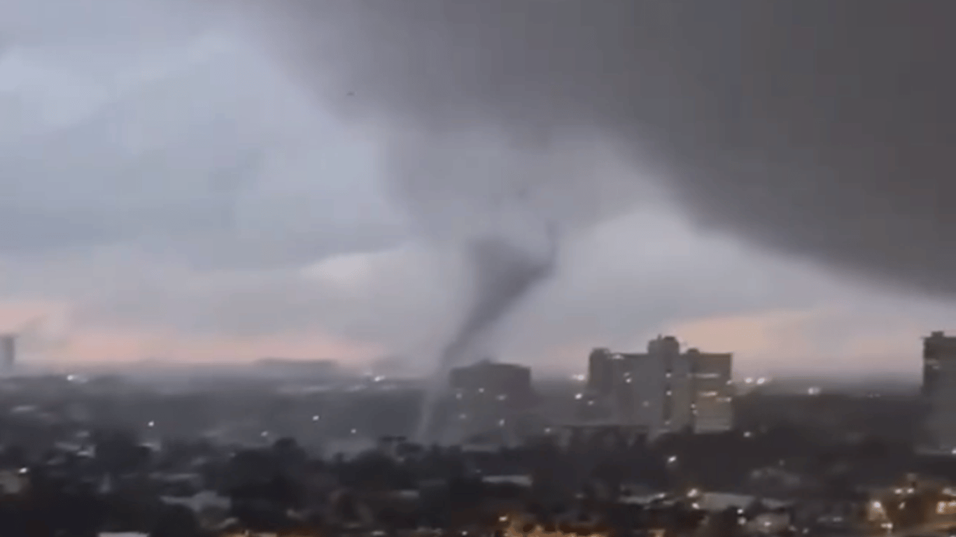У США вирувало потужне торнадо — відео