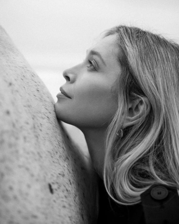 Зваблива вершниця — Віра Брежнєва розбурхала уяву спокусливими кадрами - фото 3