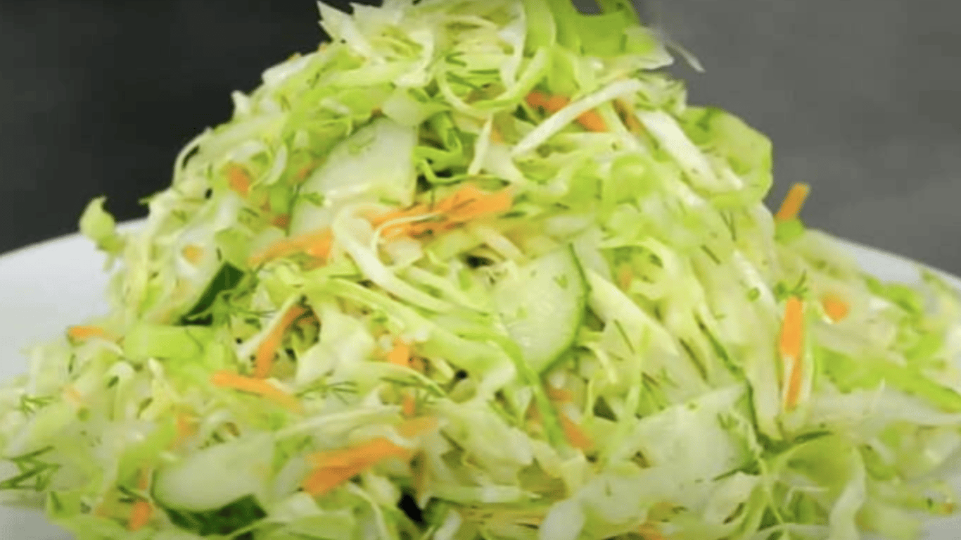 салат з молодою капустою та морквою