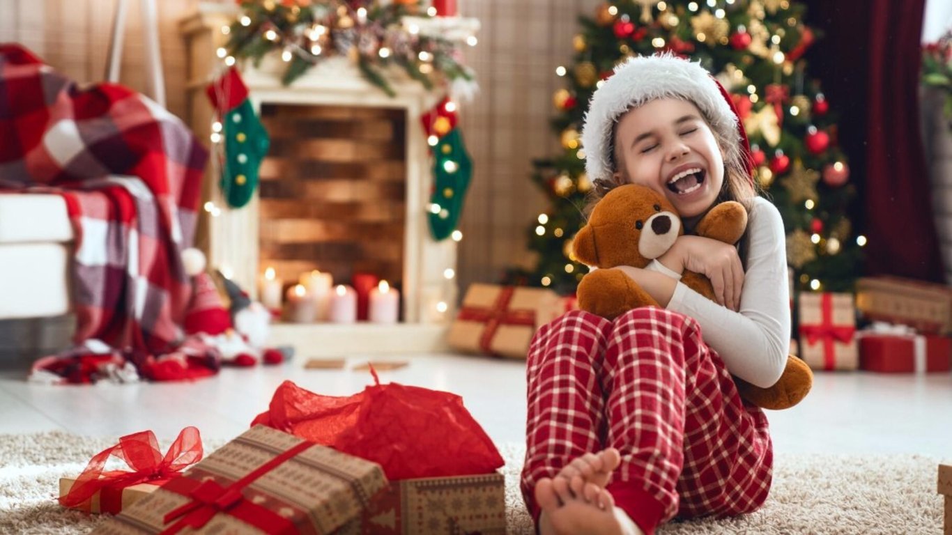 Девочка с подарком