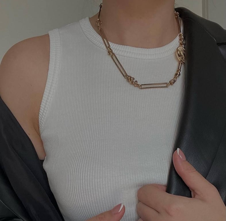 Біла майка - базова річ гардеробу